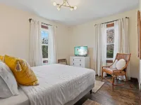 Cottage on Park - Close to Lake! Hotels in Fairfield County