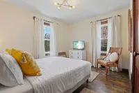 Cottage on Park - Close to Lake!
