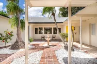 Seaside Serenity: A luxurious and modern HEATED Pool Home Hotel dekat Manatee Technical College West Campus