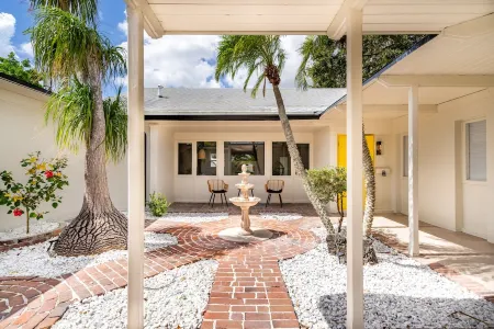 Seaside Serenity: A luxurious and modern HEATED Pool Home Отели рядом с достопримечательностью «Биг Фиш»