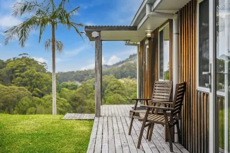 Tranquil Treetop Haven: 3 Bedroom Home with Stunning Views