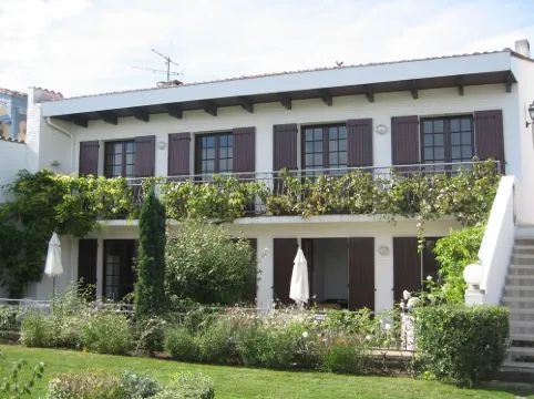 Beautiful 2-Room Apartment for 4 People, Ground Floor, Private Terrace, Sea and Beach View
