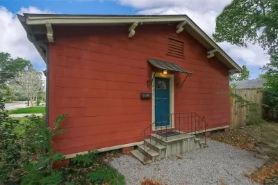 Charming Home in Mid City! Отели рядом с достопримечательностью «T. D. Bickham, Jr. Park»
