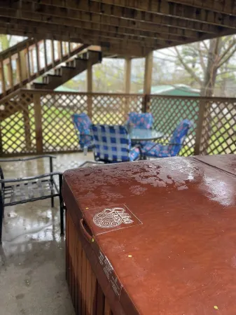 Hogan's Hideout Americana Cozy Cabin with Hot Tub