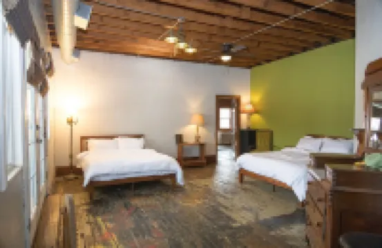 Art Alley Attic – Spacious Loft Near Breweries, Distilleries, Bars in Crossroads