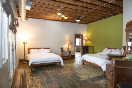 Art Alley Attic – Spacious Loft Near Breweries, Distilleries, Bars in Crossroads Отели рядом с Международный аэропорт Канзас-Сити