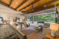 MidMod Luxury Retreat- Heated Pool and Spa, Game Room, Fire Pit, Sleeps 12