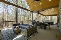 NEW, modern 3 bed, 3.5 bath cabin with hot tub and huge deck - summer bliss!