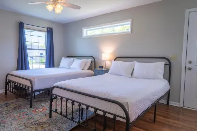 Harper’s Hangout- Cute, cozy Caseville cottage! Hotel dekat Dizzy Daisy Winery