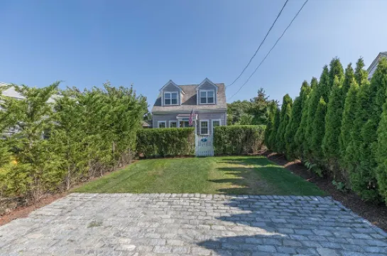 Newly constructed 3 BR house . Walk to town, harbor and restaurants