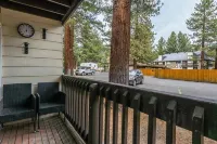 Clean + Modern Studio/Walk to Shops in Town/Hot Tub + Pool/Sauna/Pet-Friendly