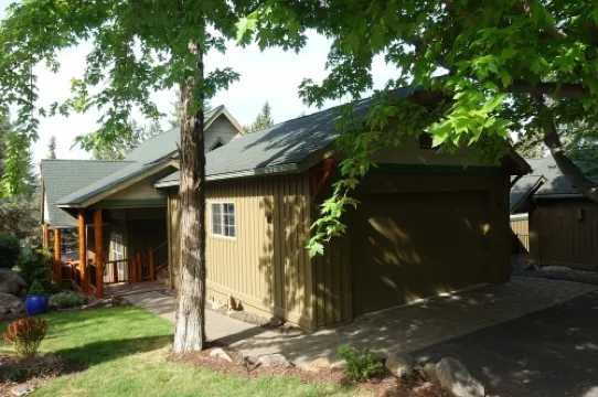 Cozy renovated Running Y Chalet  w Deck, Grill, Hot tub & Resort amenities.