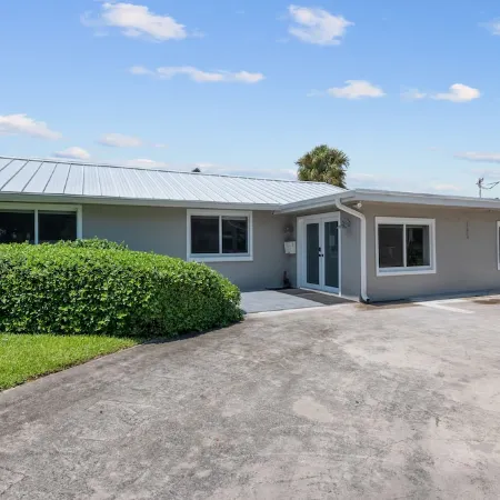2 blocks to the beach-Dock-Ocean Access boating-Pool-Grill-Fully updated-Tikihut