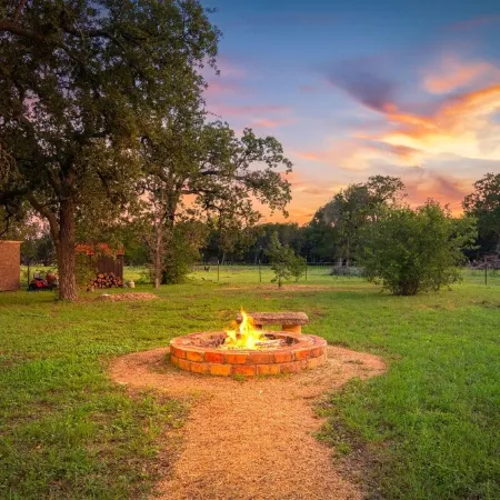 Modern Farmhouse - Hill Country Getaway - Texas Wine Country