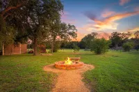 Modern Farmhouse - Hill Country Getaway - Texas Wine Country - 3-Star