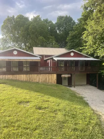 Beautiful rustic cabin with loft! Huge Kitchen! On Center Hill Lake!