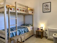 Cosy cottage, short walk to beach and restaurants