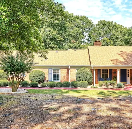 Pool-Sleeps 20-Stylish- 5 mins to downtown Southern Pines- Close to Pinehurst