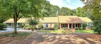 Pool-Sleeps 20-Stylish- 5 mins to downtown Southern Pines- Close to Pinehurst