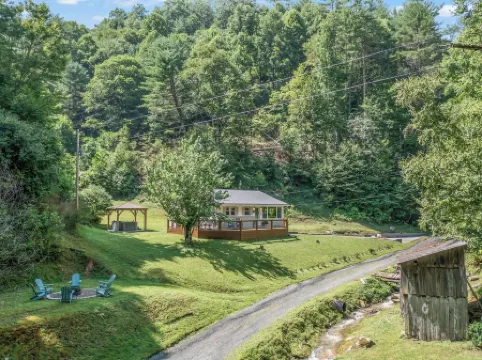 Charming Mtn Cabin, Hot Tub+Fire Pit, Private, WiFi, Grill, Near Green Mtn Area!