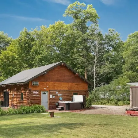 PARADISE NORTH: LOG HOME CABIN IN BRAINERD, MN