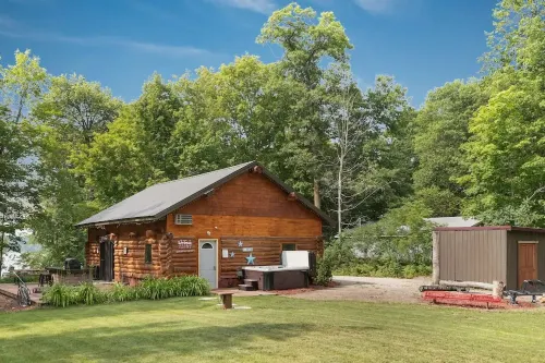 PARADISE NORTH: LOG HOME CABIN IN BRAINERD, MN