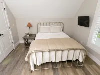 Up North, down South in Brevard, NC - Close to Lumber Arts District and Downtown Hotels in Brevard
