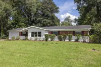 4BR Charming Home-Walk UF 2mi -Park-King Bed-Games-BBQ-Firetable-Backyard fenced