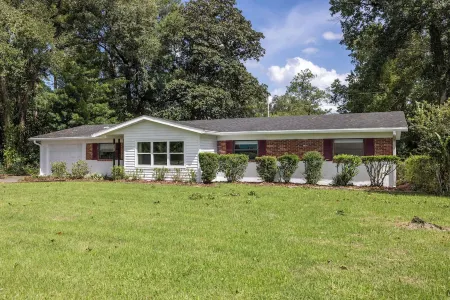 4BR Charming Home-Walk UF 2mi -Park-King Bed-Games-BBQ-Firetable-Backyard fenced