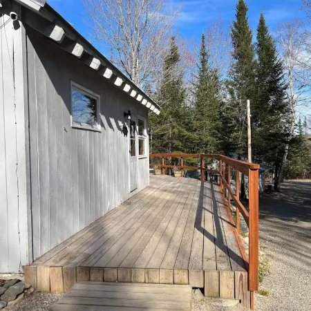 2 bedroom private custom built home with loft. Отели в г. Джэкман