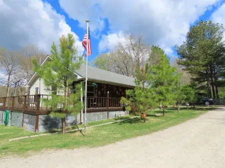 Riverside Cabin A 90FT to Riversedge. Great Views of White River  Wifi Cable BBQ