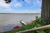 Spacious and Stylish Lakefront Retreat, Stunning Views, Firepit! Отели в г. Фокс Лейк
