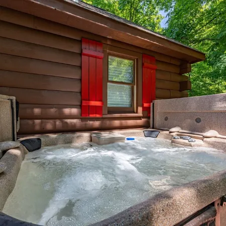 Cute & Cozy Cabin, Hot Tub, 2 Master Suites, Wood Fire Pit, Close to Parkway!