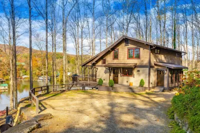 House & Boathouse Hotels near Sky Top Orchard