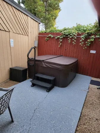 Clean & Cozy! - Hot Tub Hideaway!
