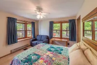 Hot Tub, Fishing, Lake Front-Relax! Retreat Sleeps 20 - Homestays