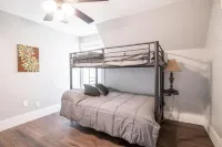 Lovely 2 Bedroom 1 block From the Town Square