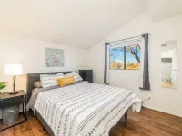 2BD Gated Condo, Pool, Patio, Near University of Arizona, Tucson AZ 🌵