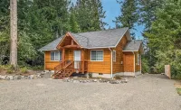 Sun & Snow Bungalow; Dog Friendly, AC, Fireplace, by White Pass and Mt Rainier Hotels near La Wis Wis Campground