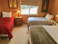 Larchwood Lodge with Lake View, Salt WaterHot Tub and Hiking Trails on 20 acres