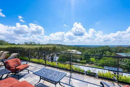 Experience Vista Grande: 4600 sq ft. of Luxury - Heatable Pool and City Views