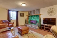 5th St Hospitality  King bd, close to hospital, downtown and driveway parking.