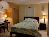 Beachside Pool House with heated pool, Short Walk to the Beach! - プライペートプール
