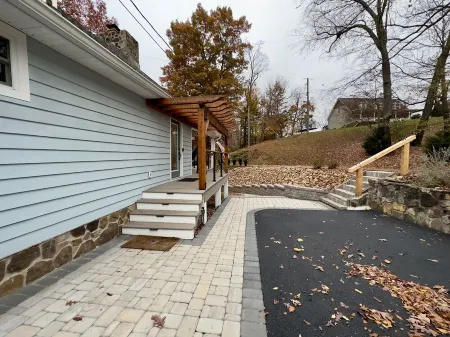 Renovated lake house on Claytor Lake with water access and boat dock Отели рядом с достопримечательностью «Big Dipper Viewing Pier»