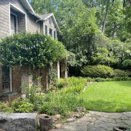 Garden 1BR Cottage off Devine St in Historic Columbia home
