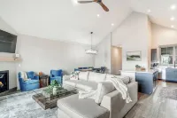 Modern and Luxurious, Spacious home w/ private hot tub + mountain views