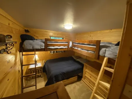 Quiet comfortable  mountain rest cabin getaway- with Fast 500 mbps wifi