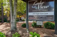 Newly Renovated Lakeview Condo Complex First Floor Oasis! Hotel dekat The Country Club of North Carolina