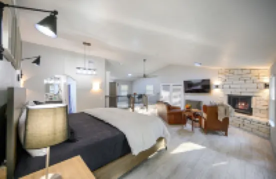Romantic honeymoon cabin with hot tub!