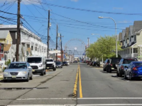 Beachy Chic 1 Bed - Great Location + Parking